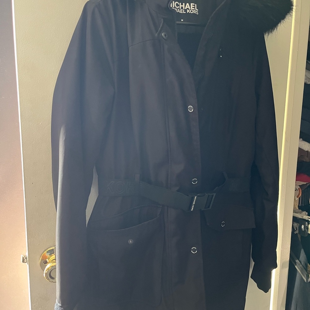 Black Michael Kors coat, it’s in great condition!!Had zipper, buttons and belt
